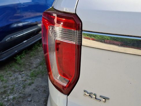 Used 2019 Ford Explorer XLT w/ Equipment Group 202A AWD/4WD image 9