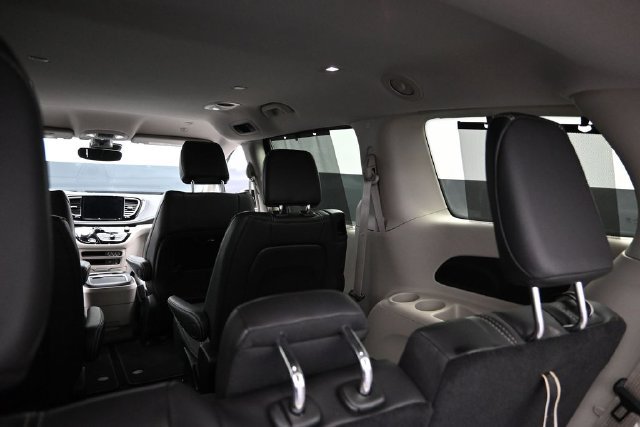 Certified 2022 Chrysler Pacifica Touring-L AWD/4WD image 24