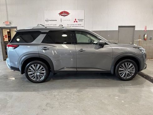 Used 2025 Nissan Pathfinder SL w/ SL Premium Package AWD/4WD image 3