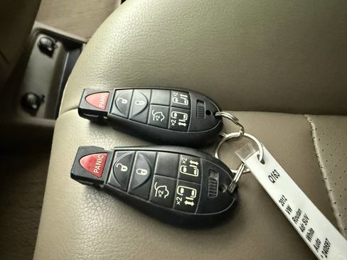 Used 2012 Volkswagen Routan SE image 17