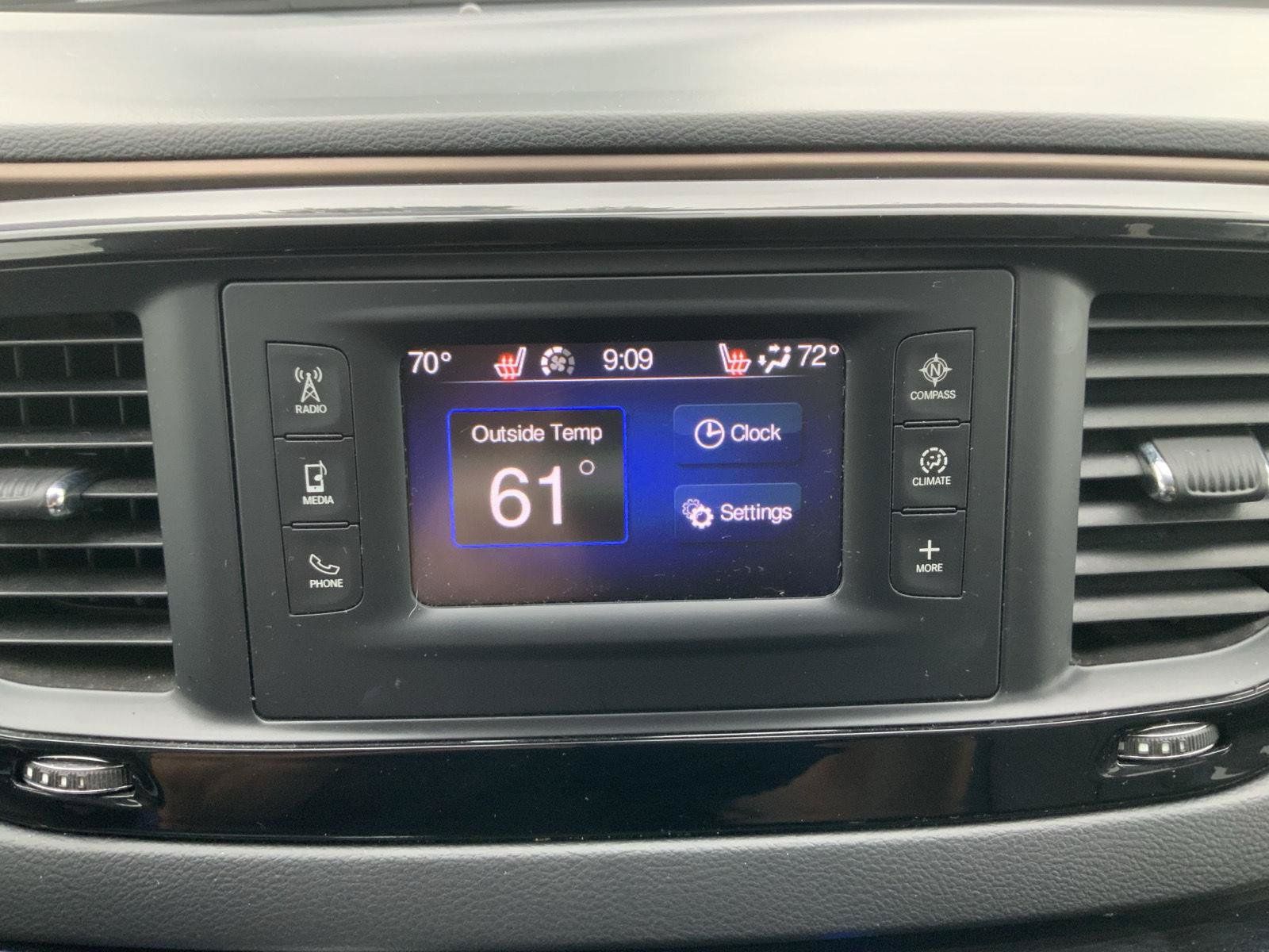 Used 2017 Chrysler Pacifica Touring-L FWD image 33