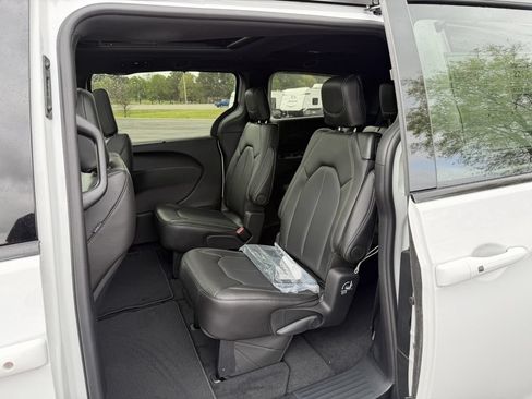 New 2026 Chrysler Pacifica Select w/ S Appearance Package FWD image 13