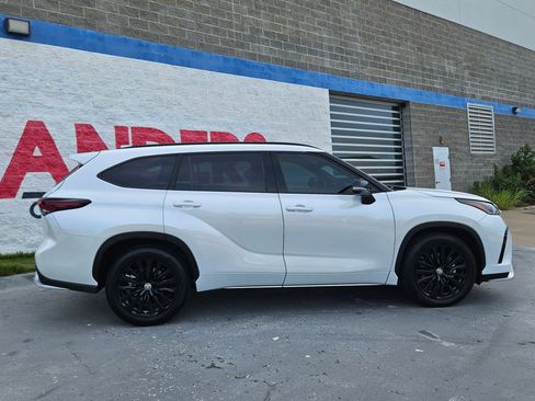 Used 2024 Toyota Highlander XSE FWD image 8