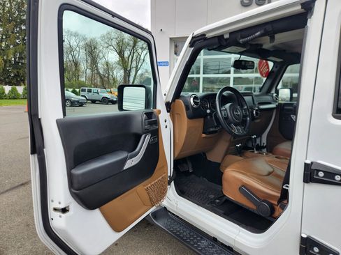 Used 2017 Jeep Wrangler Unlimited Sahara w/ Dual Top Group AWD/4WD image 21