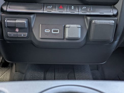 Used 2022 Chevrolet Silverado 2500 Custom w/ Custom Value Package image 31