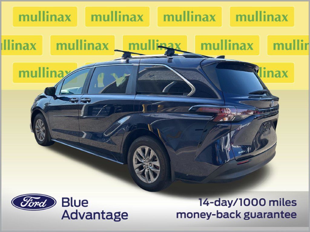 Used 2025 Toyota Sienna LE FWD image 3