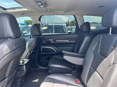 Used 2025 Kia Telluride S FWD image 19