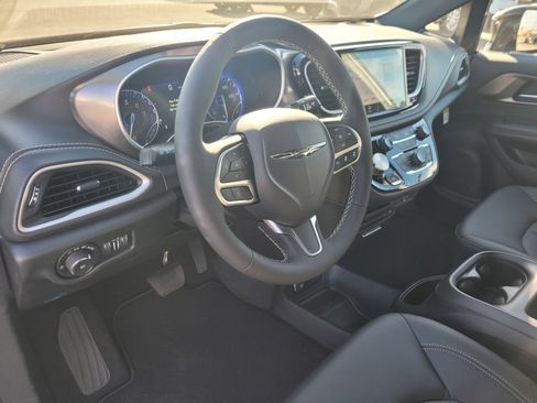 New 2026 Chrysler Pacifica Select image 12