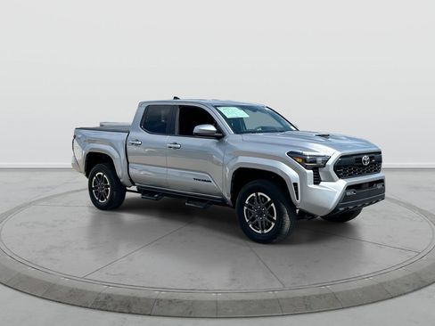 Used 2025 Toyota Tacoma TRD Sport AWD/4WD image 2