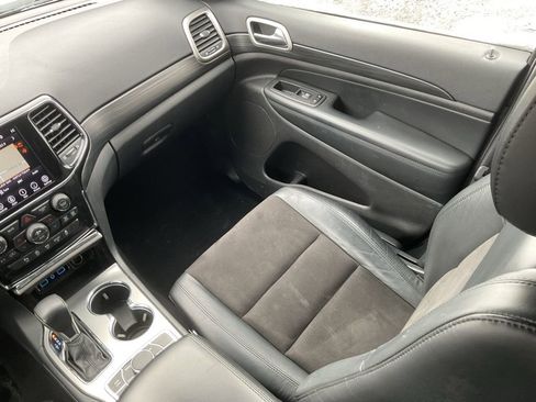 Used 2020 Jeep Grand Cherokee Laredo w/ Quick Order Package 2BN North image 17