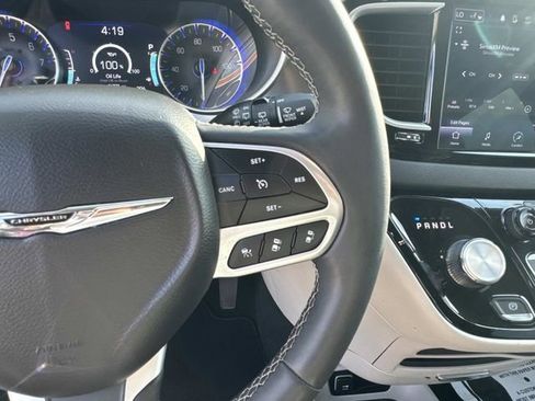 Used 2024 Chrysler Pacifica Touring-L image 28