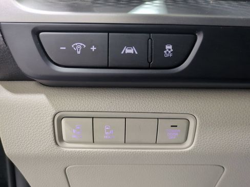 Used 2024 Kia Carnival LX FWD image 19