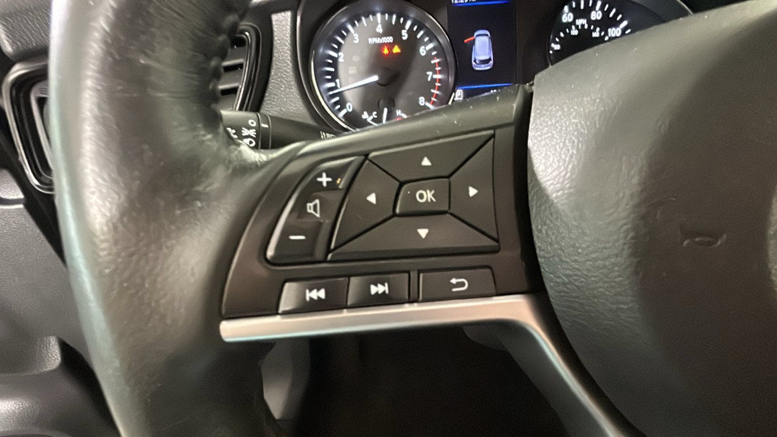 Used 2018 Nissan Rogue SV AWD/4WD image 18