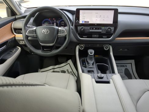 Used 2025 Toyota Grand Highlander AWD image 13