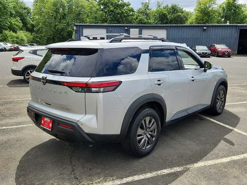Used 2022 Nissan Pathfinder SV AWD/4WD image 4