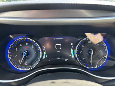 Used 2024 Chrysler Pacifica Touring-L FWD image 12