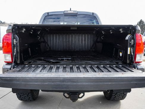 Used 2017 Toyota Tacoma TRD Off-Road w/ Premium & Technology Package image 15