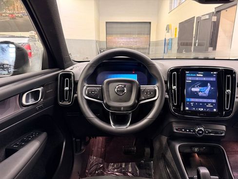 Used 2023 Volvo XC40 Recharge Ultimate image 22