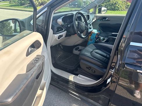 Used 2020 Chrysler Pacifica Touring-L FWD image 5