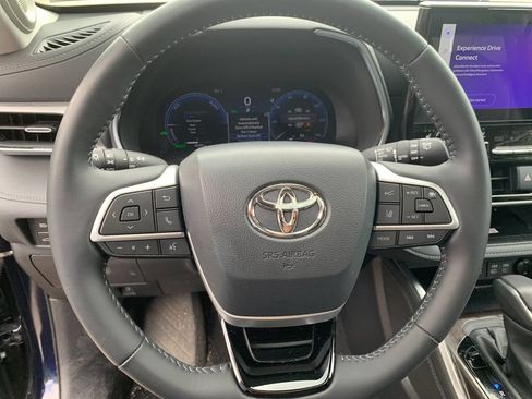 Used 2025 Toyota Highlander Platinum AWD/4WD image 28