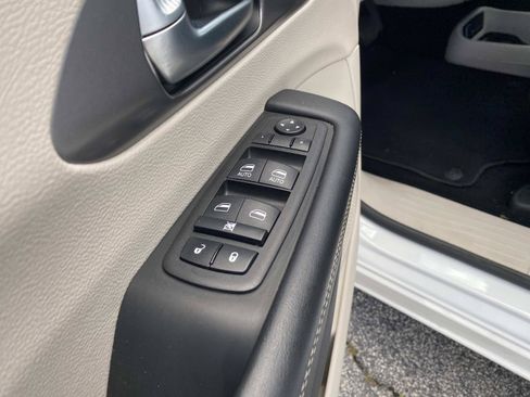 Used 2023 Chrysler Pacifica Touring-L FWD image 21