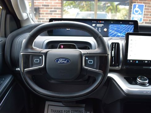 Used 2025 Ford Expedition Platinum w/ Driver's Package AWD/4WD image 18