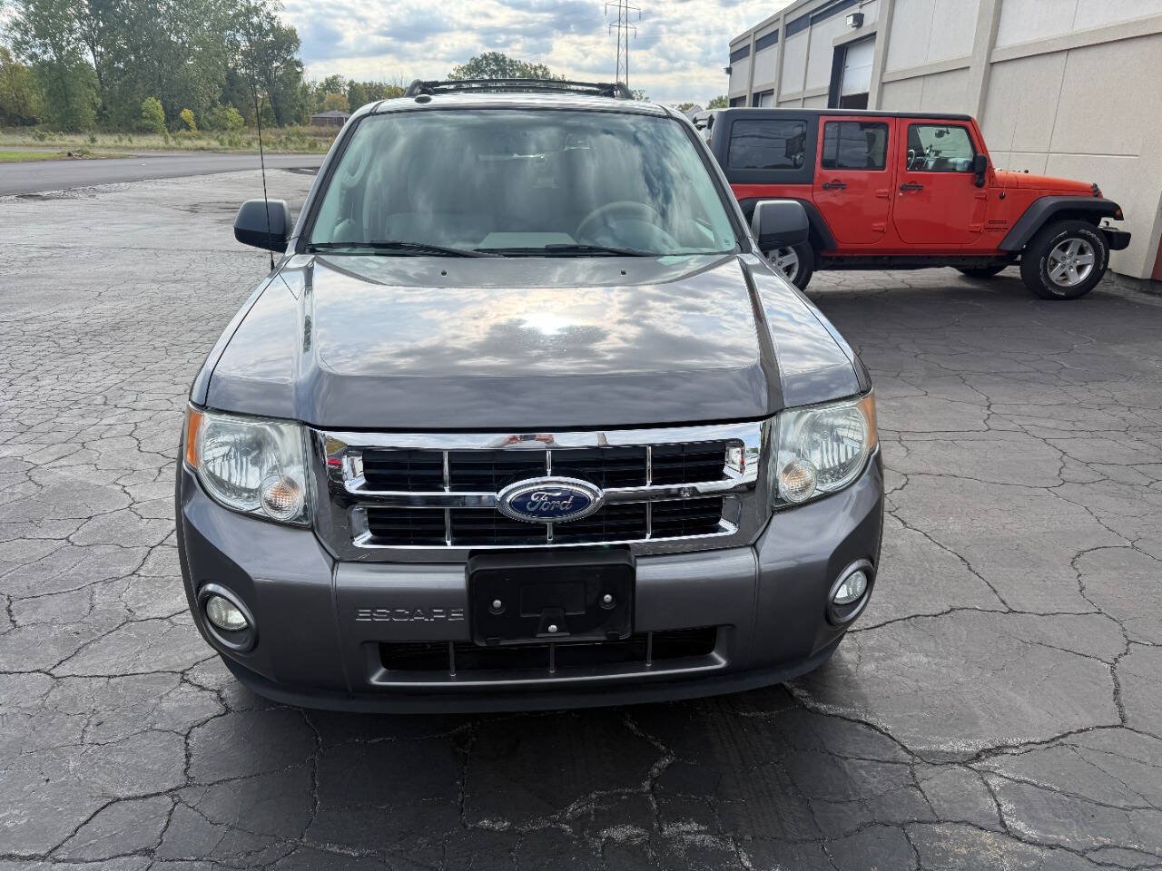 Used 2010 Ford Escape XLT AWD/4WD image 2