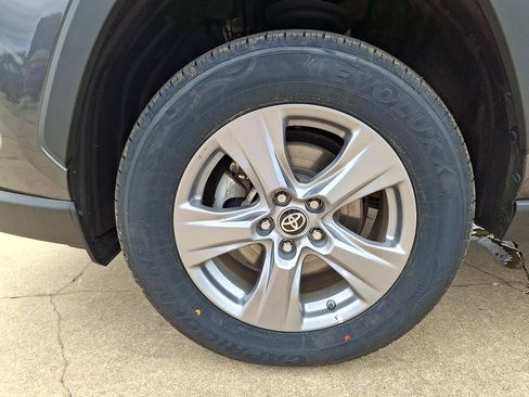 Used 2022 Toyota RAV4 LE AWD/4WD image 28