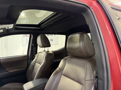 Used 2016 Toyota Tacoma Limited w/ Towing Package image 10