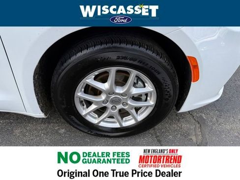 Used 2024 Chrysler Pacifica Touring-L image 32