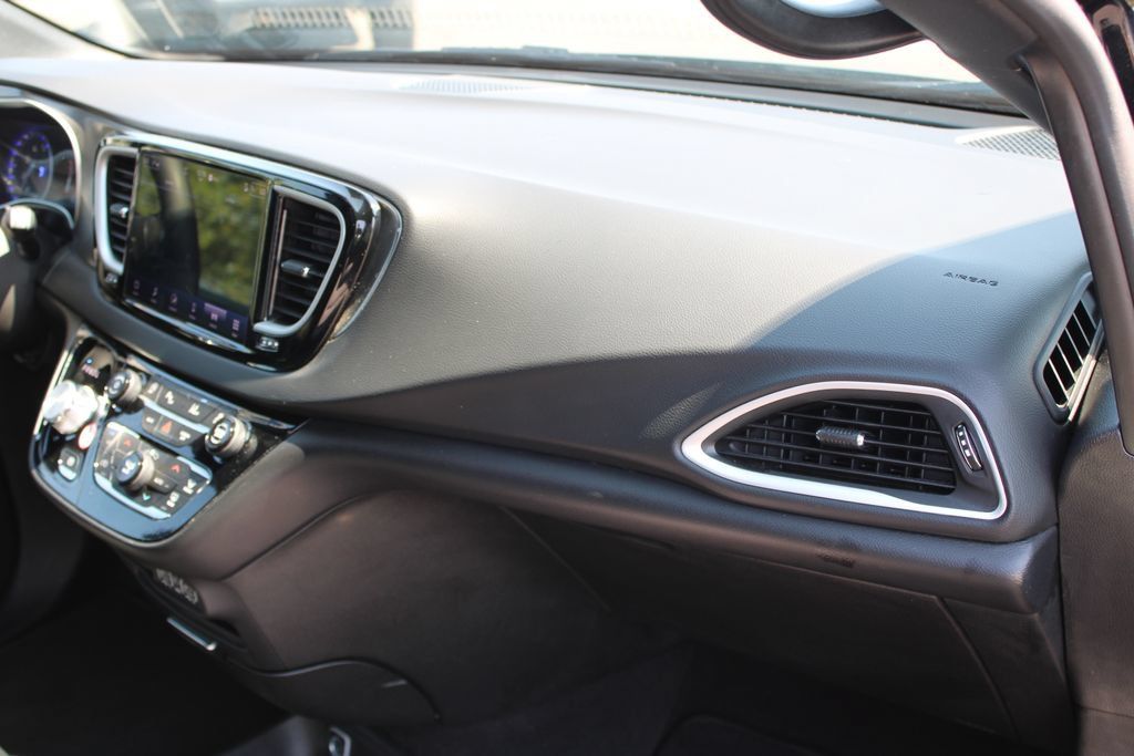 Used 2025 Chrysler Pacifica Select FWD image 31