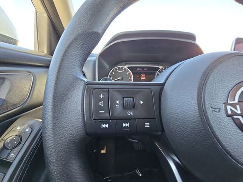 Used 2024 Nissan Rogue SV FWD image 11