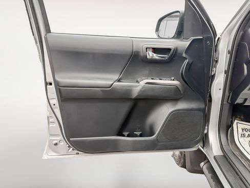 Used 2016 Toyota Tacoma TRD Off-Road w/ Towing Package image 14