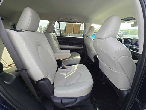 Used 2024 Toyota Grand Highlander AWD image 12