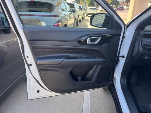 Used 2025 Jeep Compass Trailhawk image 18