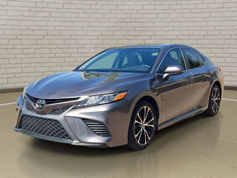 Used 2020 Toyota Camry SE w/ Carpet Mat Package FWD image 1
