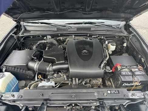 Used 2019 Toyota Tacoma SR5 AWD/4WD image 27