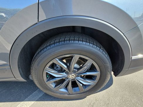 Certified 2024 Volkswagen Tiguan SE FWD image 33