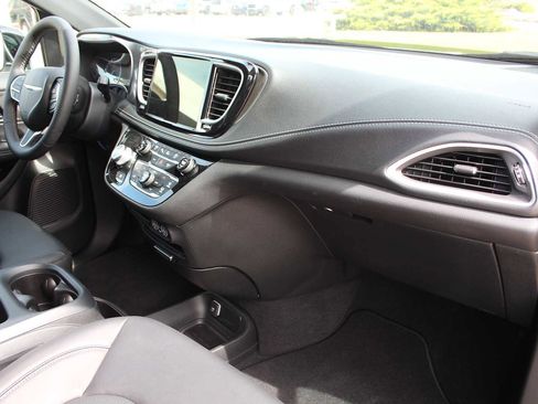 New 2025 Chrysler Pacifica Select AWD/4WD image 17