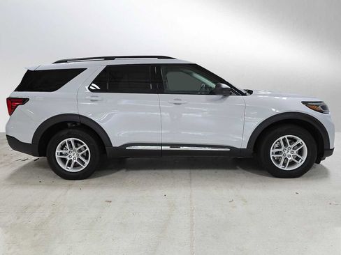 Used 2025 Ford Explorer Active AWD/4WD image 2