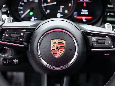 Certified 2025 Porsche Macan image 14