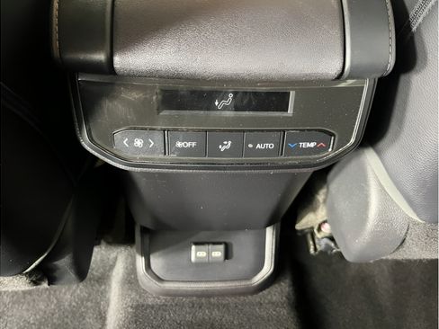Used 2023 Toyota Highlander XLE FWD image 26
