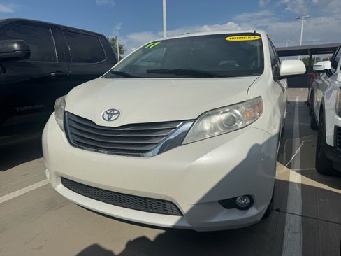 Used 2017 Toyota Sienna XLE w/ XLE Navigation Package FWD image 2