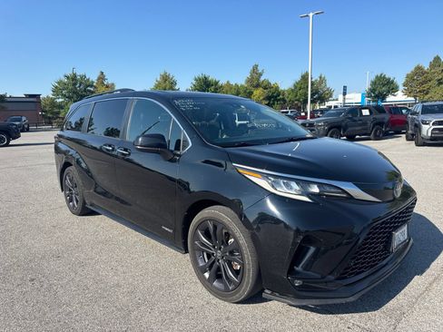 Used 2021 Toyota Sienna XSE w/ XSE Plus Package FWD image 5