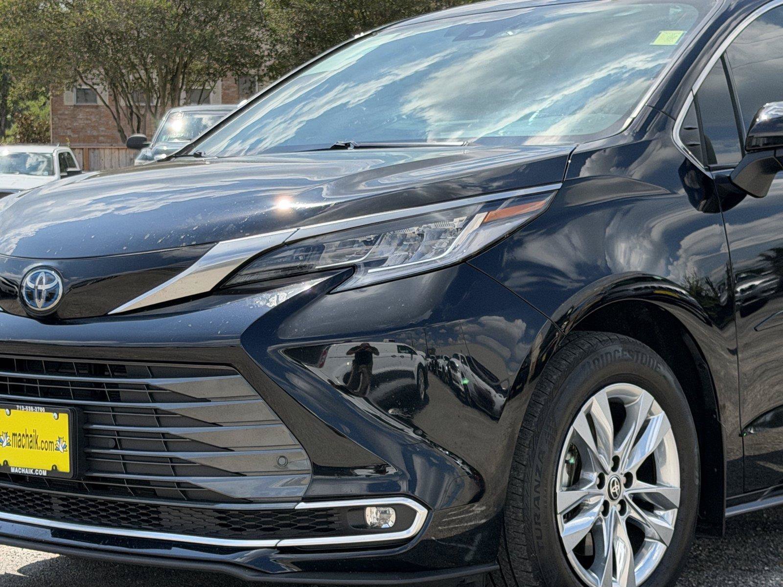 Used 2025 Toyota Sienna Limited AWD/4WD image 9