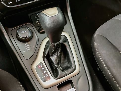 Used 2016 Jeep Cherokee Latitude AWD/4WD image 24