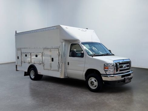 Used 2024 Ford E-450 and Econoline 450 Super Duty w/ Power Windows & Locks Group RWD image 2