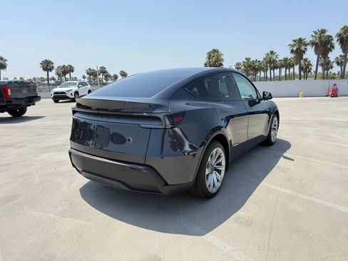 Used 2026 Tesla Model Y 2WD image 3