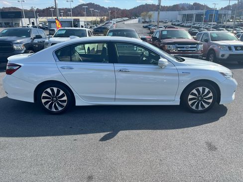 Used 2017 Honda Accord Touring image 4