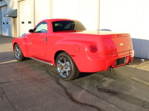Used 2004 Chevrolet SSR w/ Preferred Equipment Group image 4